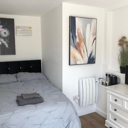 Lovely Modern Decorated 1 Bed Studio Newport  Kültér fotó