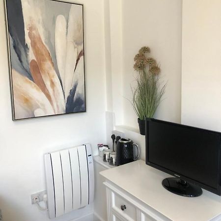 Lovely Modern Decorated 1 Bed Studio Newport  Kültér fotó